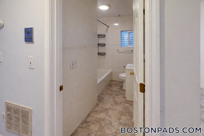 277 Paris St, Unit 3 in Boston, MA - Building Photo - Building Photo