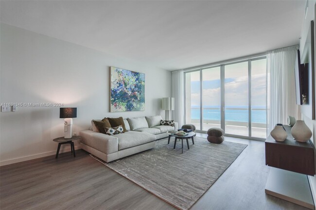 16051 Collins Ave in Sunny Isles Beach, FL - Foto de edificio - Building Photo