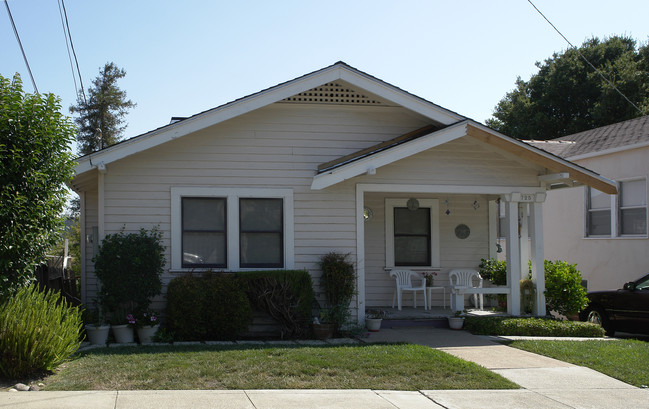 725-735 Arlington Way in Martinez, CA - Foto de edificio - Building Photo