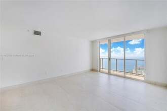 50 Biscayne Blvd in Miami, FL - Building Photo - Building Photo