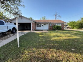 629 E Mission St in Crowley, TX - Building Photo