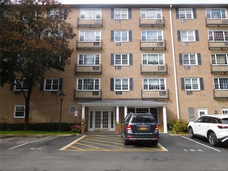 2 Consulate Dr, Unit J1 in Tuckahoe, NY - Building Photo