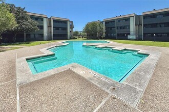 3075 Walnut Bend Ln in Houston, TX - Building Photo - Building Photo
