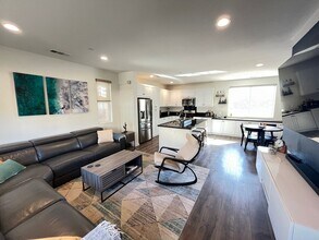310 N Bellarose Way in Anaheim, CA - Building Photo - Building Photo