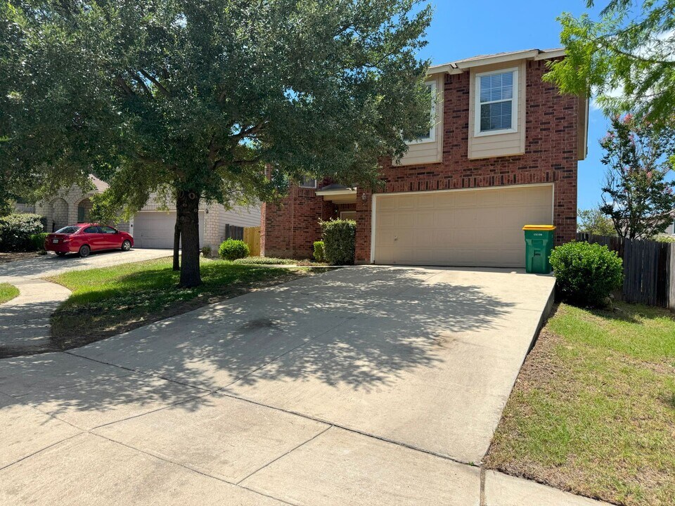10115 Colt Crossing in Converse, TX - Building Photo