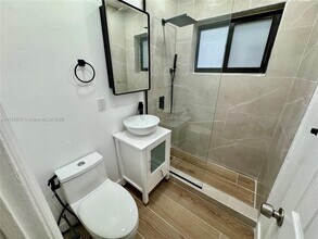 550 SW 10th St in Miami, FL - Building Photo - Building Photo