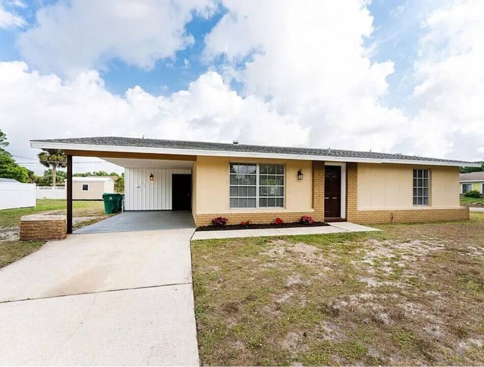 18536 Yale Ave in Port Charlotte, FL - Building Photo