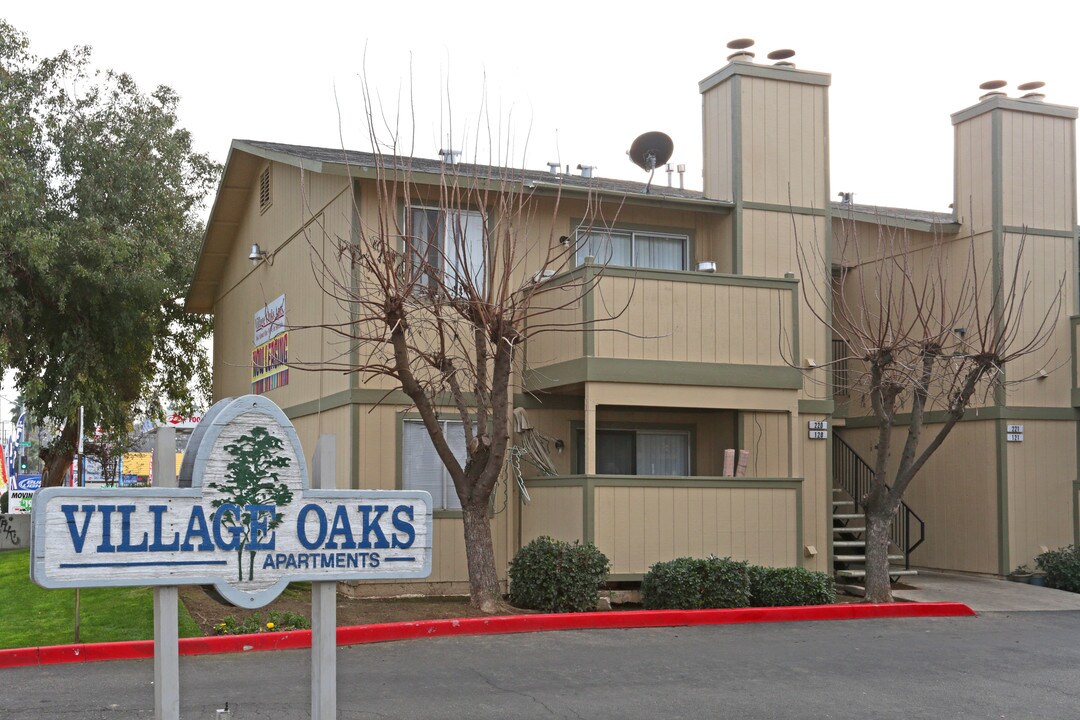 Village Oaks Apartments in Fresno, CA - Building Photo