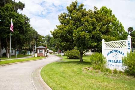 Magnolia Village in Edgewater, FL - Foto de edificio