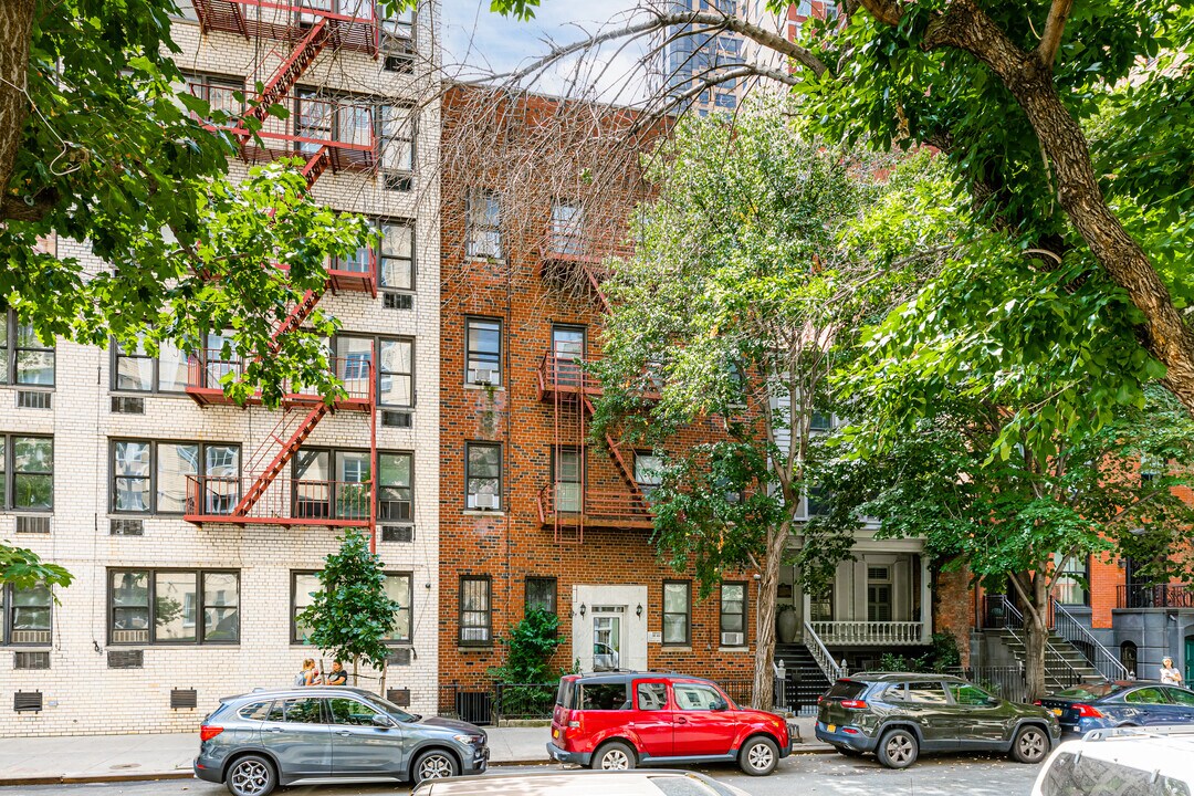 414 E 85th St in New York, NY - Building Photo