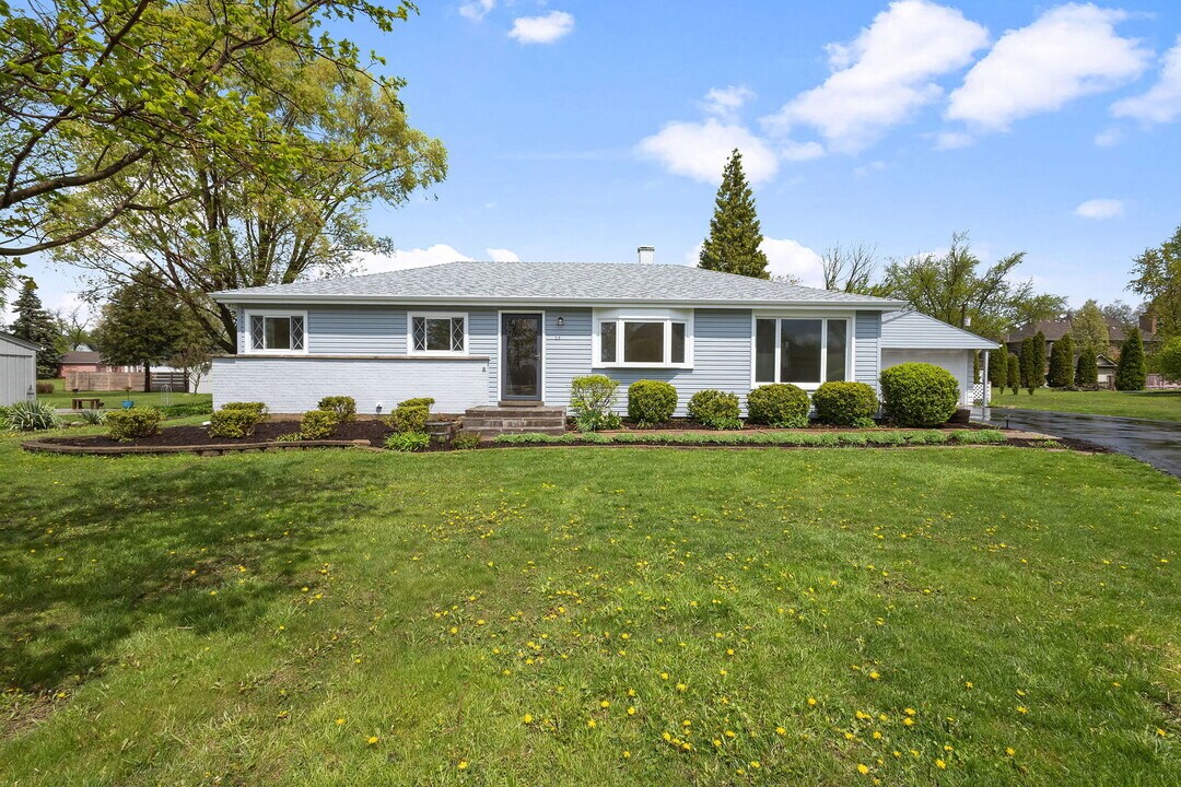 646 68th St in Willowbrook, IL - Building Photo