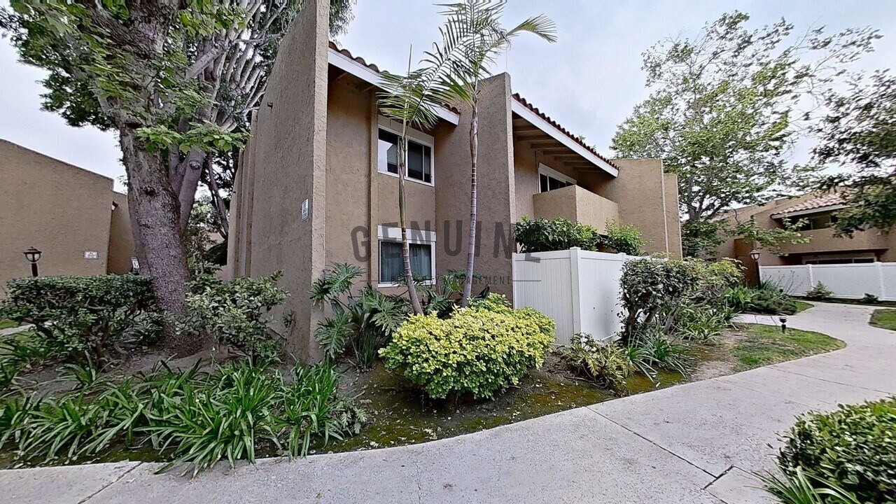 1101 W MacArthur Blvd in Santa Ana, CA - Foto de edificio