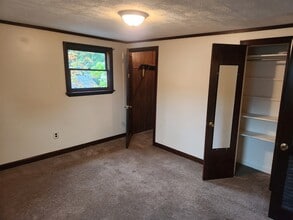 87 Burton St, Unit 2 in Bristol, RI - Building Photo - Building Photo