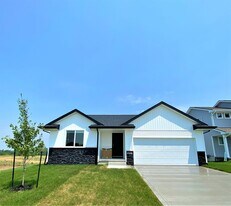 1003 Knoll Dr in Norwalk, IA - Building Photo