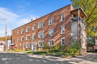 2461 Queen St E in Toronto, ON - Building Photo - Building Photo