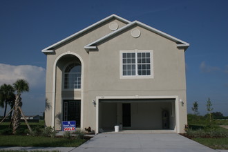 910 NE 19th Ave in Ruskin, FL - Building Photo - Building Photo