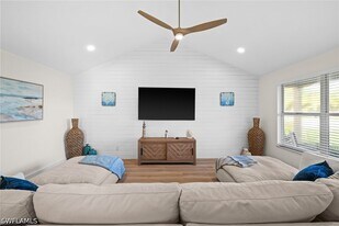 738 95th Ave N in Naples, FL - Building Photo