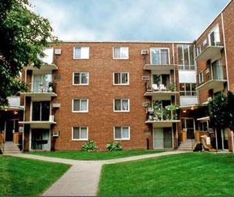 Randal Court in Windsor, ON - Foto de edificio