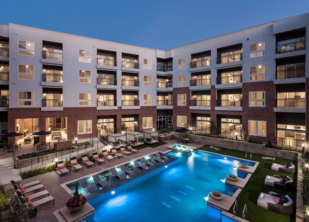 Berkshire Pullman in Frisco, TX - Foto de edificio