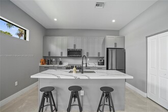 808 NW 5th Terrace in Hallandale Beach, FL - Building Photo - Building Photo