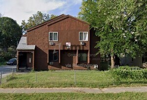 904 W Macon St in Decatur, IL - Building Photo