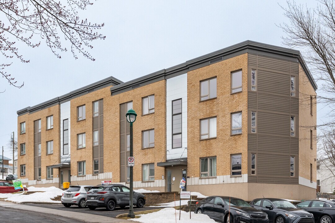 2 De Bienville St in Lévis, QC - Building Photo