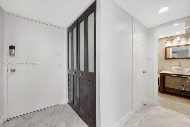 401 Ocean Dr in Miami Beach, FL - Building Photo - Building Photo