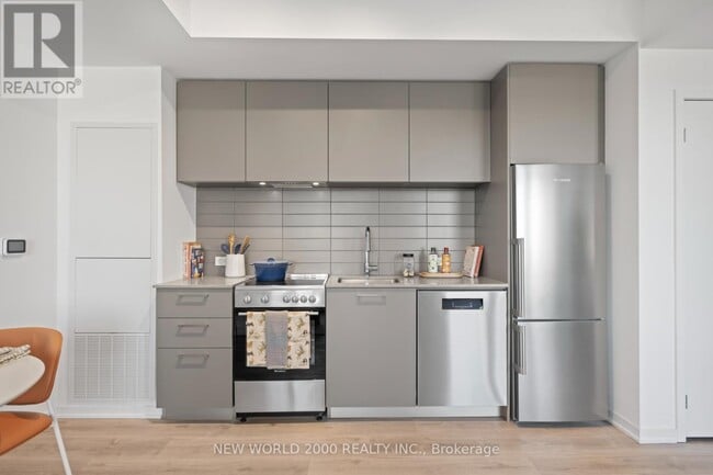 101 Roehampton Ave in Toronto, ON - Building Photo - Building Photo