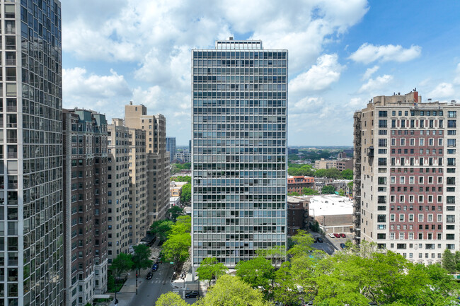 2400 N Lakeview Ave in Chicago, IL - Building Photo - Building Photo