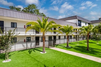 Pearl Cove Apartments in Clearwater, FL - Building Photo - Building Photo