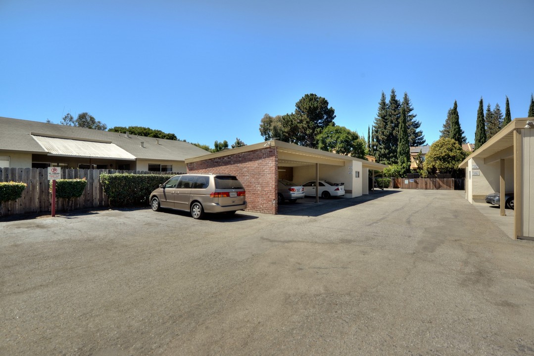 440 N Rengstorff Ave in Mountain View, CA - Building Photo