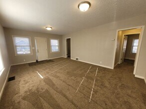 3927 8th Pl in Des Moines, IA - Building Photo - Building Photo