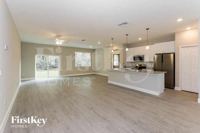 486 Harrisburg St SW in Palm Bay, FL - Foto de edificio - Building Photo