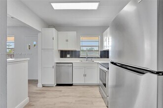 2060 NW 81st Ave in Pembroke Pines, FL - Building Photo - Building Photo