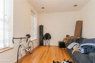 1301 N Hoyne Ave-Unit -Unit 2 in Chicago, IL - Building Photo - Building Photo