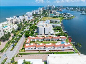 3070 Gulf Shore Blvd N in Naples, FL - Building Photo