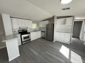 2320 Pioneer Dr in Lakeland, FL - Building Photo - Building Photo