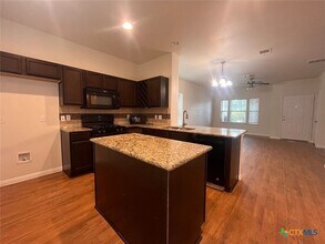 138 Preston Trail in San Marcos, TX - Foto de edificio - Building Photo