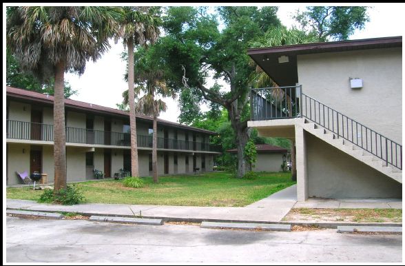304 Maple Ave in Daytona Beach, FL - Foto de edificio - Building Photo