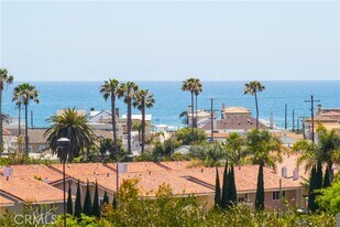 200 Paris Ln in Newport Beach, CA - Building Photo