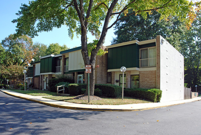 Montclair Manor in Silver Spring, MD - Building Photo - Building Photo