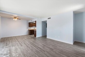 3810 N Maryvale Pkwy in Phoenix, AZ - Building Photo - Building Photo