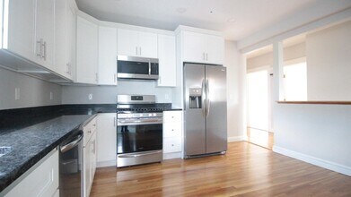 1433 Cambridge St, Unit 1A in Cambridge, MA - Foto de edificio - Building Photo