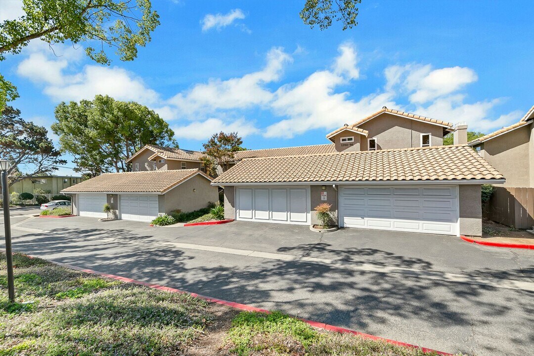 1390 Palomar Pl in Vista, CA - Building Photo