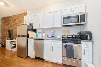335 W 43rd St in New York, NY - Building Photo - Building Photo