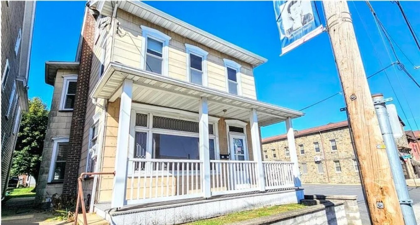 152 S 3rd St in Lehighton, PA - Building Photo