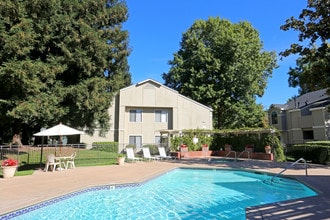 Lakeview Garden Apartments in Sacramento, CA - Building Photo - Building Photo