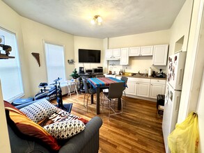 606 Main St, Unit 1 in Malden, MA - Foto de edificio - Building Photo