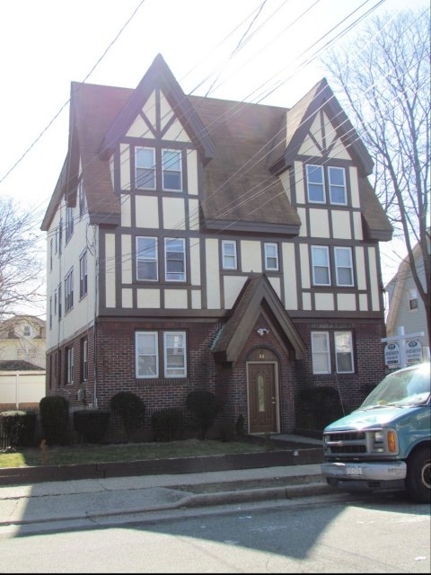 26 Burr Avenue in Hempstead, NY - Building Photo - Building Photo