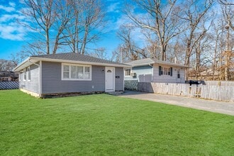 18A Broadway in Mastic, NY - Building Photo - Building Photo